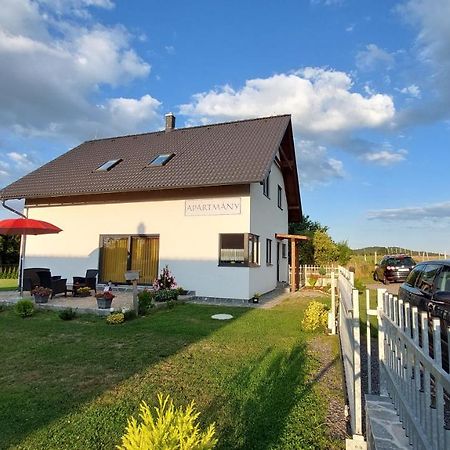 Apartmany Kohoutek A Slepicka V Novohradskych Horach Nové Hrady Buitenkant foto