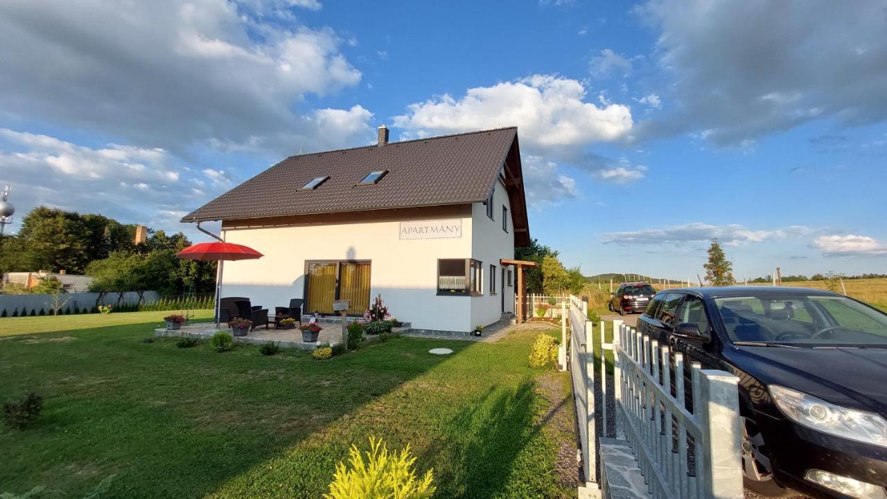 Apartmany Kohoutek A Slepicka V Novohradskych Horach Nové Hrady Buitenkant foto